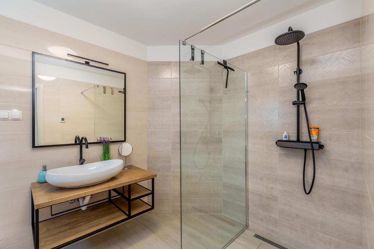 Villa Lio With Private Pool Linardići 外观 照片